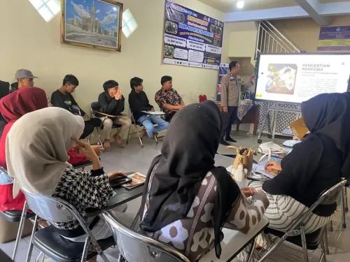 POLSEK WAJAK BERI PENYULUHAN ANTI NARKOBA KEPADA SISWA PKBM LC