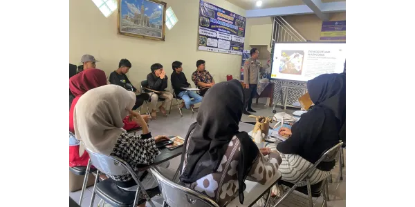 POLSEK WAJAK BERI PENYULUHAN ANTI NARKOBA KEPADA SISWA PKBM LC