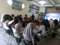  MAHASISWA UNIVERSITAS NEGERI MALANG (UM) BERIKAN SOSIALISASI TERKAIT POTENSI DIRI DAN PELUANG KERJA DI PKBM L-ROSE INTENSIVE COURSE (LC)