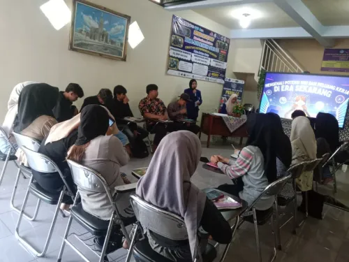  MAHASISWA UNIVERSITAS NEGERI MALANG (UM) BERIKAN SOSIALISASI TERKAIT POTENSI DIRI DAN PELUANG KERJA DI PKBM L-ROSE INTENSIVE COURSE (LC)