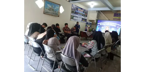  MAHASISWA UNIVERSITAS NEGERI MALANG (UM) BERIKAN SOSIALISASI TERKAIT POTENSI DIRI DAN PELUANG KERJA DI PKBM L-ROSE INTENSIVE COURSE (LC)